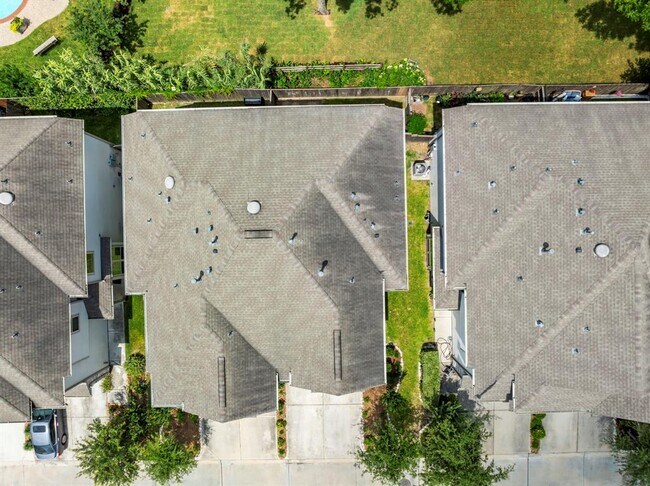 Building Photo - 5021 Lehman Oaks Dr