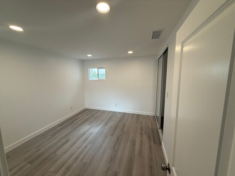 Building Photo - 11614 Riverside Dr