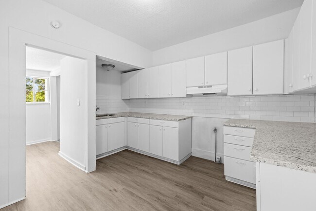 Building Photo - Spacious 4 Bedroom 2 Bath Home