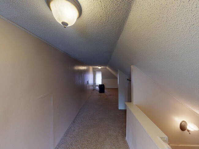 Building Photo - 166-168-168 E 11th Ave