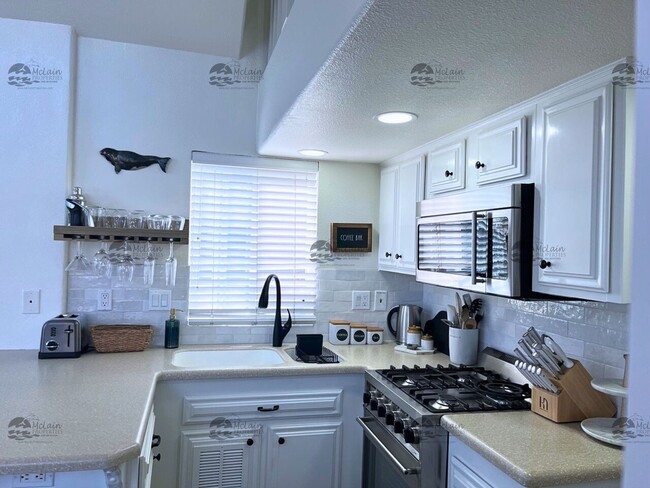 Building Photo - Steps to the sand in Encinitas, your two b...