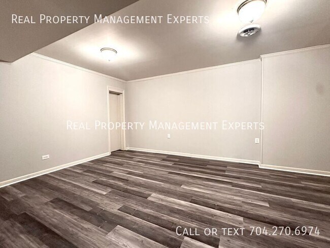 Building Photo - 3311 Tyrone Dr