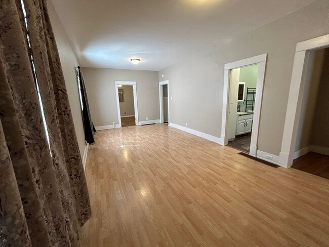 Building Photo - 3 Bedroom 1 Bath Large House with Garage & Many Amenities