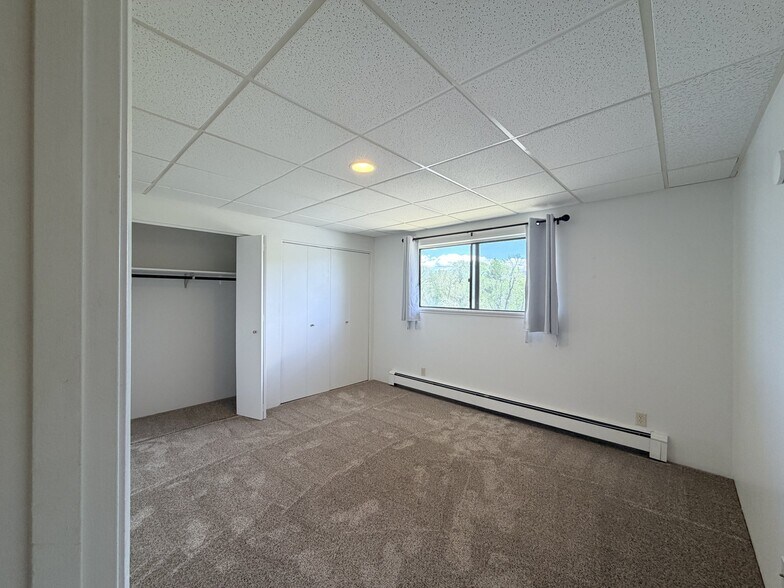 Building Photo - 1011 River Dr