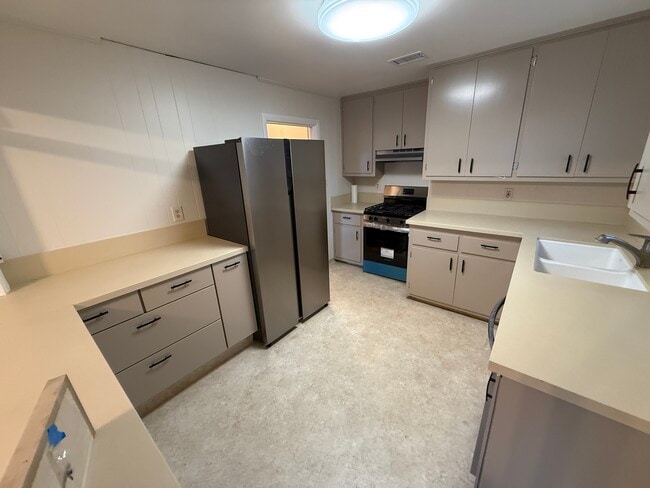 Building Photo - 701 Poinsettia Ave