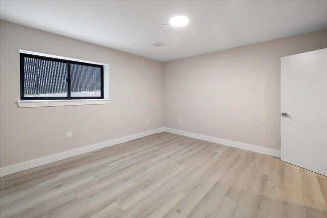 Building Photo - 526 64th St