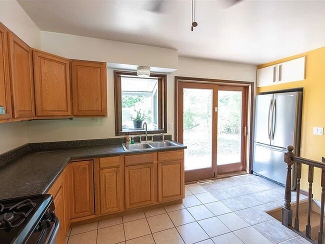 Building Photo - 2536 E 8th St