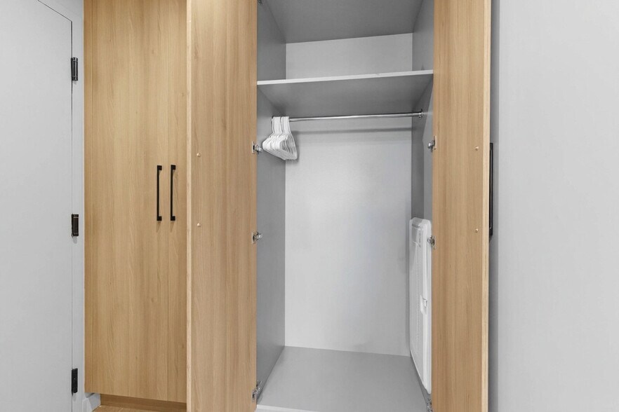 Building Photo - 501 NE 1st Ave