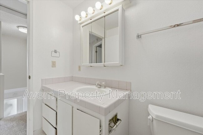 Building Photo - 5023-5033 SW Pasadena Street - 5025