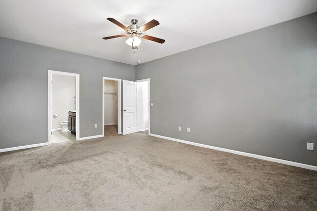 Building Photo - AVAILABLE NOW! GREAT HOME IN GARNER, NC.