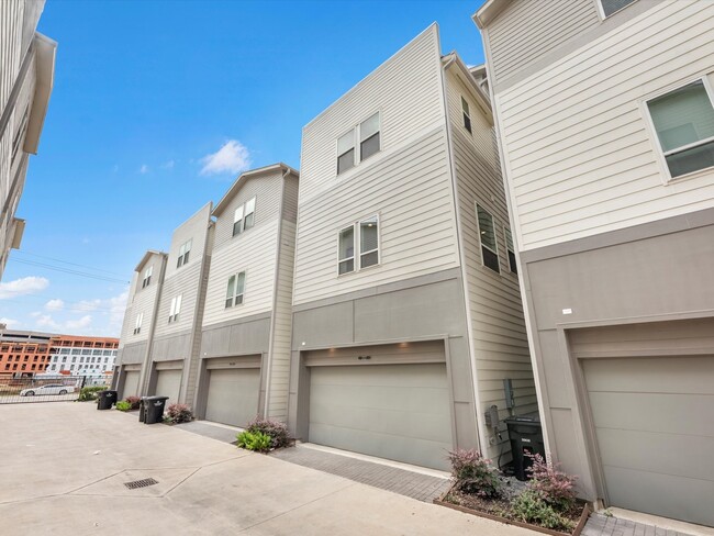 Building Photo - 2727 Clinton Dr