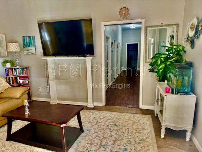 Building Photo - 807 Hall St NW