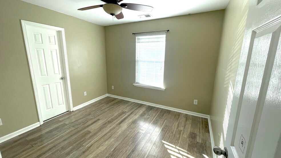 Building Photo - 711 Crestwell Cir SW