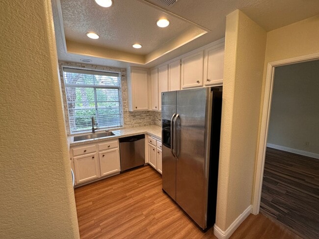 Building Photo - Beautiful 2 Bedroom/2 Bath Condo Close to ...