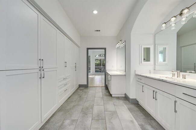 Building Photo - 10011 Brightling Ln