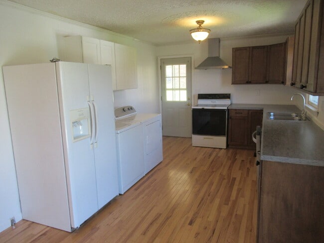 Building Photo - Charming 3-Bedroom Brick Home for Rent on the West Side of Lincolnton!