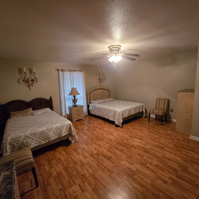 Building Photo - 2/1.5 Townhouse with Water, Trash, Sewer, ...