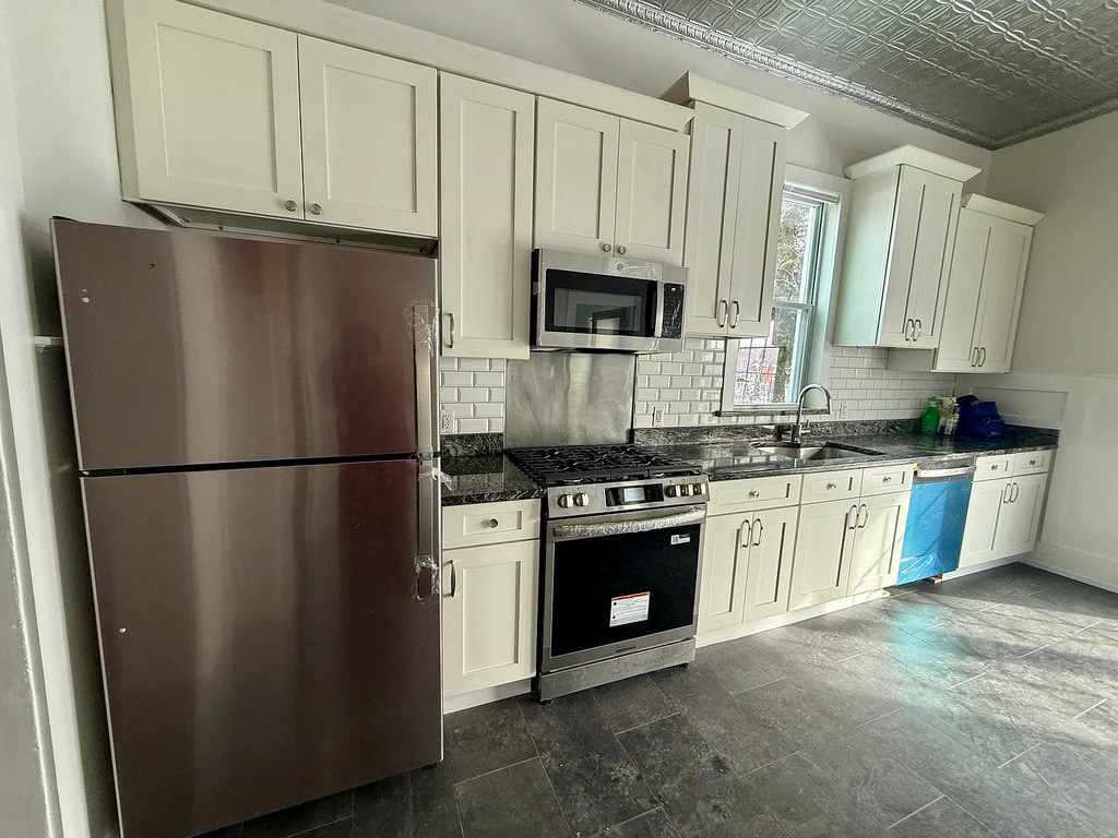 Eat In Kitchen - 388 Princeton Ave