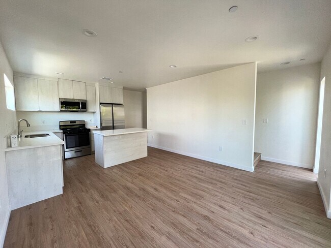 Building Photo - 2416 Carmona Ave