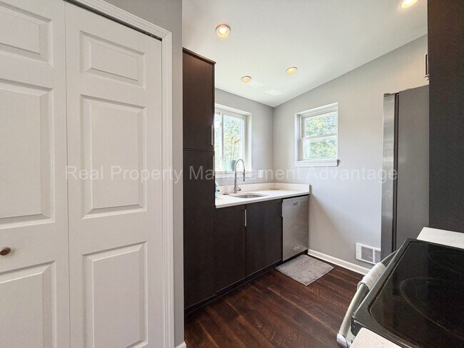 Building Photo - 340 E. Cambourne.