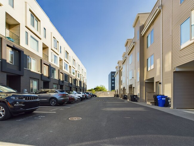 Building Photo - Bi-level unit with parking and rooftop