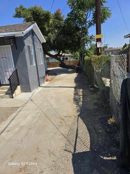 Driveway / Parking - 2063 E 130th St