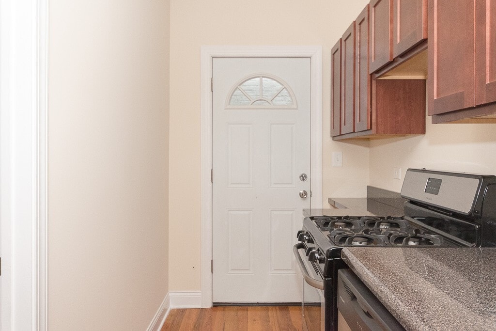 Building Photo - 905 W Cornelia Ave