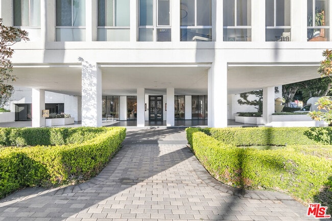 Building Photo - 7135 Hollywood Blvd