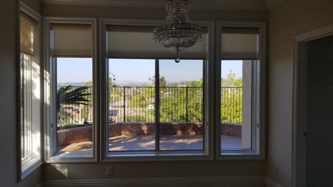 Building Photo - Fantastic and large home with forever view...