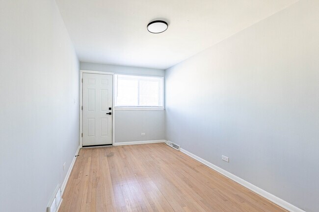 Building Photo - 4914 W 32nd Pl