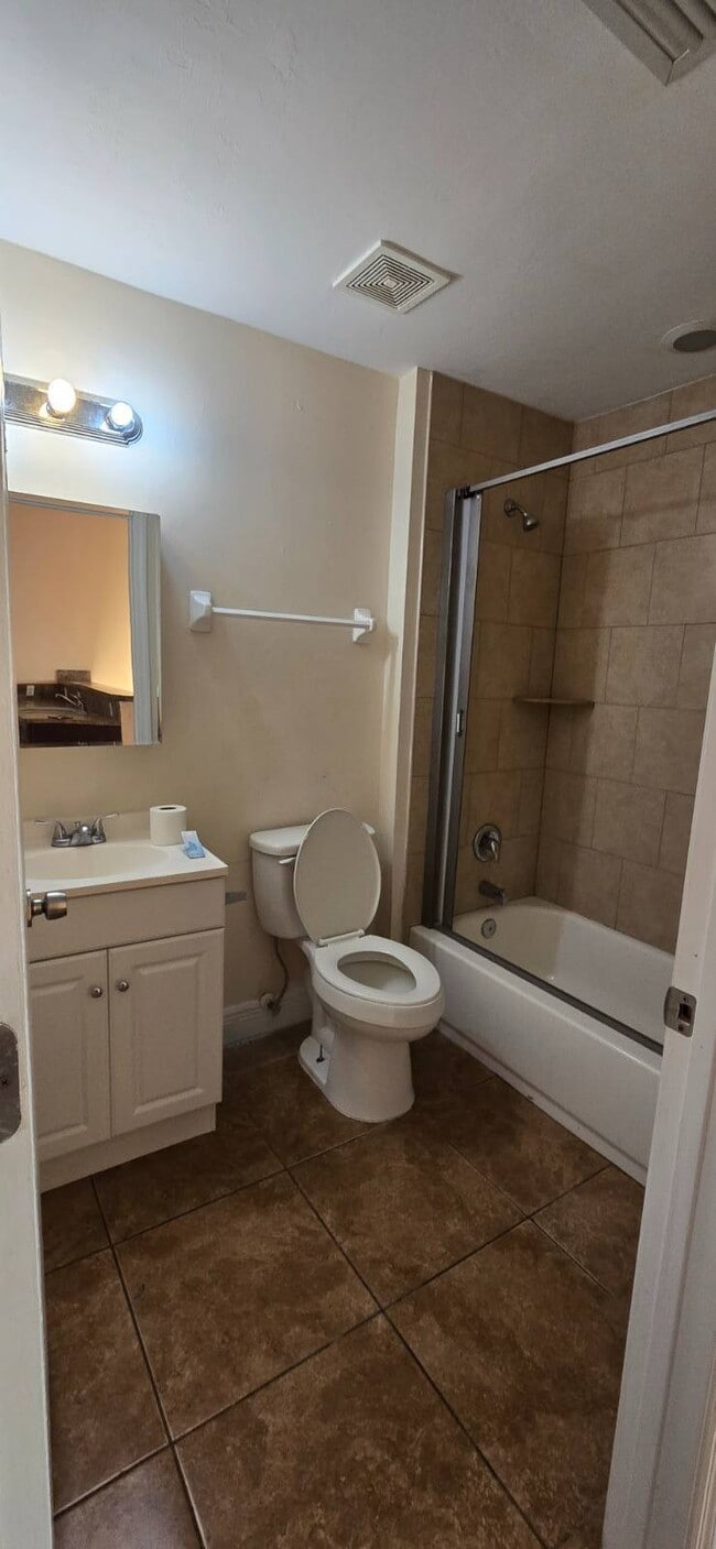 Building Photo - 410 Piper Ave