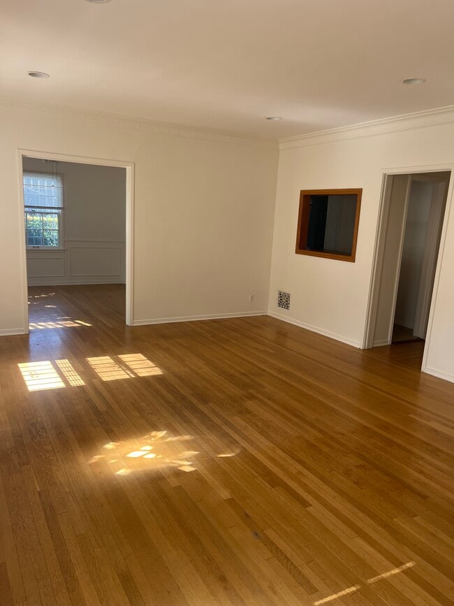 Building Photo - 231 S Poinsettia Pl