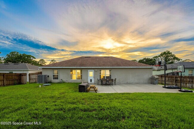 Building Photo - 413 Grenadier Ave NW