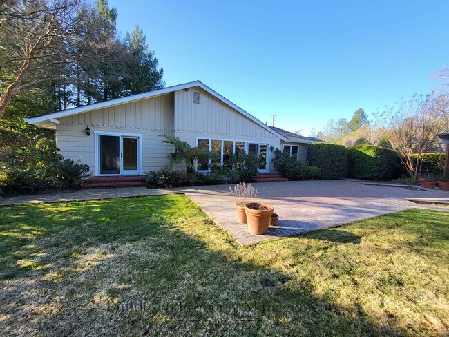 Building Photo - 460 Piezzi Ln