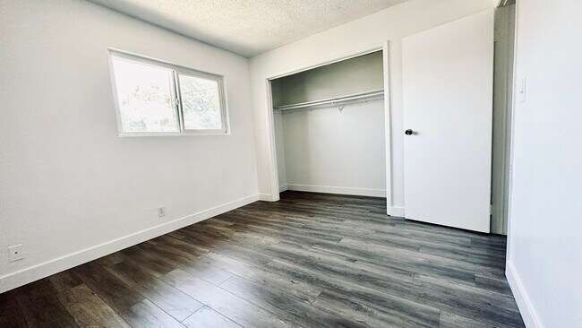 2nd BR B - 5924 Gardenia Ave