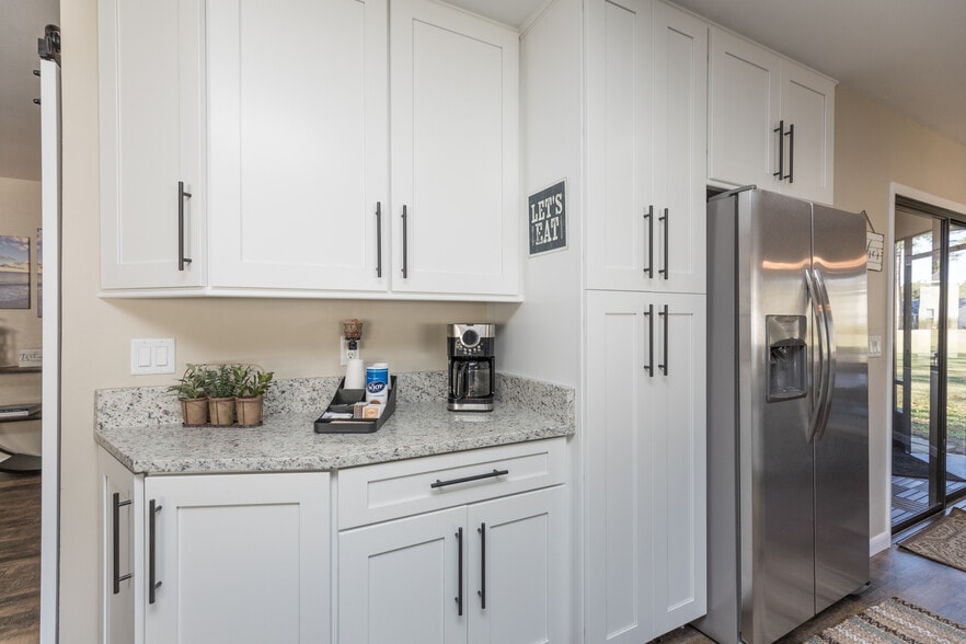 NEWER KITCHEN - 50 Westfield Ln