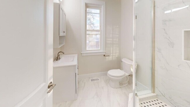 Building Photo - 391 Linwood Ave