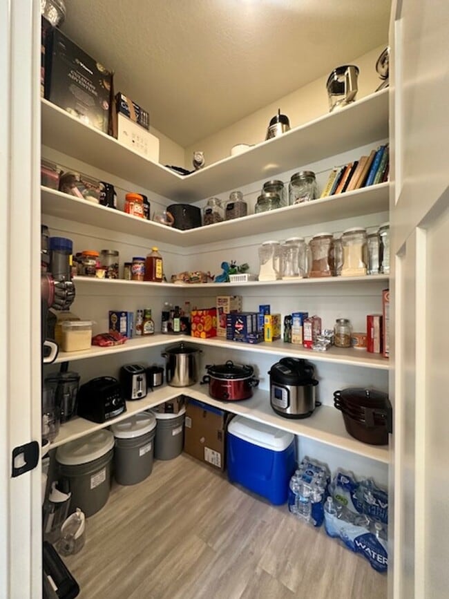Building Photo - Move in Discount! 3 bedroom - 2.5 bathroom...