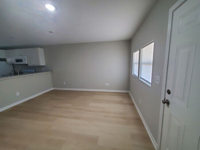 Building Photo - NEW TOWNHOME BUIKT MARCH 2023!