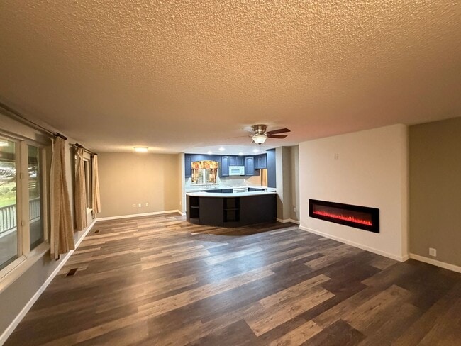 Building Photo - Private and quiet 3BD, 2 BA w/ 2 car garage near Fedrickson!