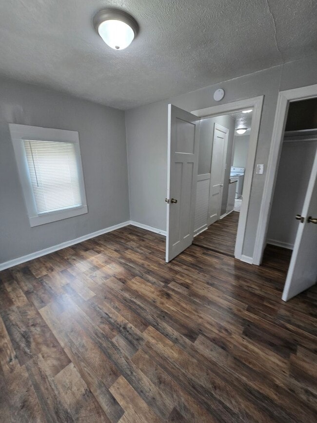 Building Photo - One Bedroom Duplex Near 10th and Concord Street!