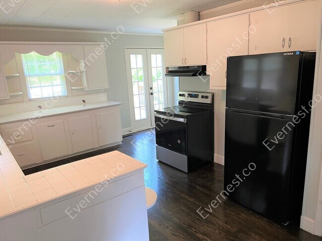Building Photo - 3 Bed, 2 Bath Home with Carport / Pet-Friendly / Vouchers Accepted / Coming Soon!