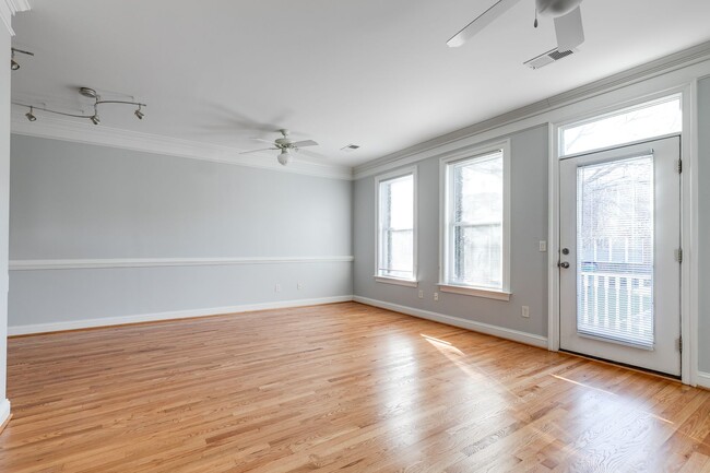 Building Photo - 3 Bedroom Townhome in Oregon Hill!