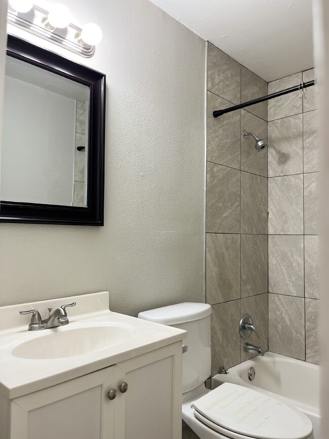 Building Photo - Charming 3 bedroom, 1.5 bathroom!