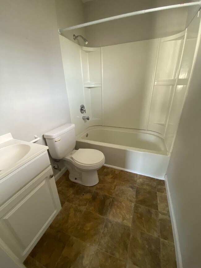 Building Photo - Charming 1Bed/1Bath Apartment with Washer/...