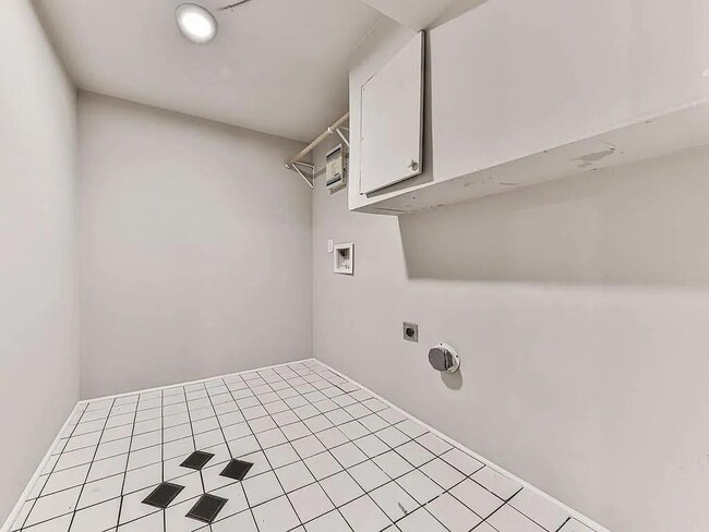 Building Photo - 2189 Chartwell Dr