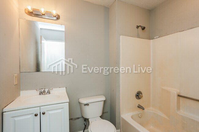 Building Photo - 3631 Pennington Dr SE