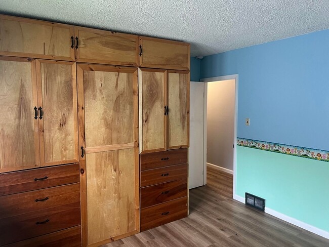 Building Photo - Updated Single Family Ranch Home with Fenc...