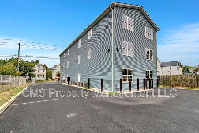 Building Photo - 88 Louis St