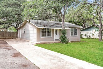 Building Photo - 3 bedrooms, HUGE yard, detached workshop & She shed, No HOA - Only 2 miles from Randolph AFB